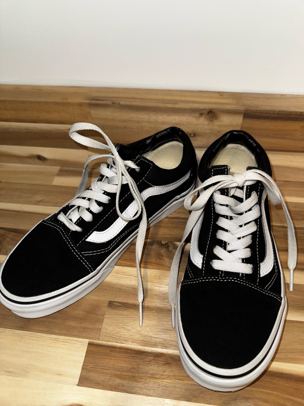 Vans | Black and White Low-Top Sneakers | 5.5M / 7W